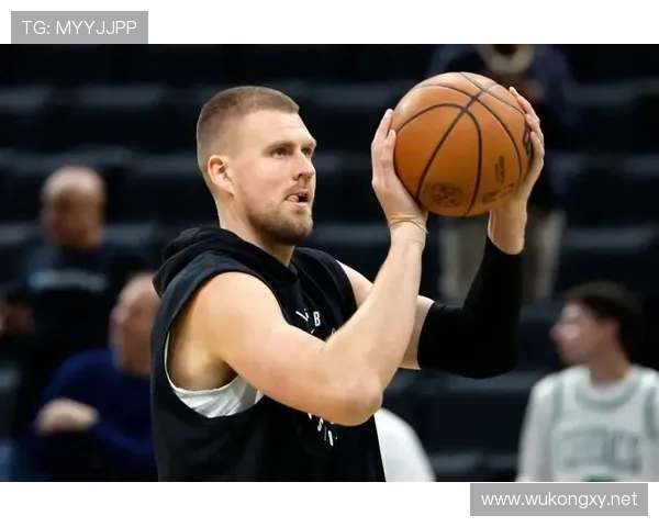 波尔津吉斯在重伤归来后依然展现出独特的高个子投射威胁